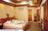 Lhohifushi_deluxroom_interior.jpg (26372 byte)