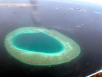 Isole Maldive isola di Madoogali atollo di Ari nord luglio 2003 by Raffaella&Mauro : idrovolante vista dall'alto