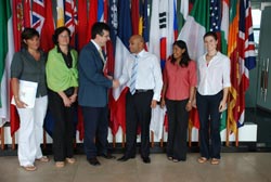 Foto ufficiale dopo la firma dell'accordo di cooperazione scientifica e di formazione tra lUniversit degli Studi di Milano-Bicocca e il Governo della Repubblica delle Maldive