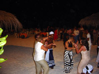 in diretta dalle maldive per www.tuttomaldive.it : syusy blady balla il bodu beru tipico ballo maldiviano
