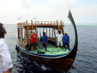 in diretta dalle maldive per www.tuttomaldive.it : patrizio roversi sul dhoni incontra adriatica