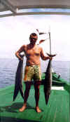  ALE CON PESCI1.jpg (56502 byte)