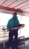  BIBI CON PESCE1.jpg (47721 byte)