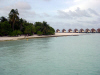 Isole Maldive Moofushi resort atollo di Ari sud by Claudia&Dario di www.tuttomaldive.it : spiaggia nostra camera con bidoni e roccia basaltica