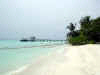 Isole Maldive Moofushi resort atollo di Ari sud by Claudia&Dario di www.tuttomaldive.it : spiaggia nostra camera con bidoni e roccia basaltica
