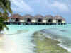 Isole Maldive Moofushi resort atollo di Ari sud by Claudia&Dario di www.tuttomaldive.it : spiaggia nostra camera con bidoni e roccia basaltica