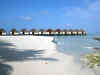 Isole Maldive Moofushi resort atollo di Ari sud by Claudia&Dario di www.tuttomaldive.it : spiaggia nostra camera con bidoni e roccia basaltica