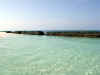 Isole Maldive Moofushi resort atollo di Ari sud by Claudia&Dario di www.tuttomaldive.it : muretti antierosione spiaggia lato laguna  e overwater