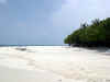 Isole Maldive Moofushi resort atollo di Ari sud by Claudia&Dario di www.tuttomaldive.it : spiaggia lato laguna  e overwater