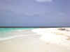 Isole Maldive Moofushi resort atollo di Ari sud by Claudia&Dario di www.tuttomaldive.it : spiaggia lato laguna  e overwater