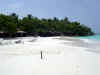 Isole Maldive Moofushi resort atollo di Ari sud by Claudia&Dario di www.tuttomaldive.it : spiaggia lato laguna  e overwater