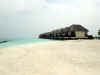 Isole Maldive Moofushi resort atollo di Ari sud by Claudia&Dario di www.tuttomaldive.it : spiaggia lato laguna  e overwater