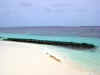 Isole Maldive Moofushi resort atollo di Ari sud by Claudia&Dario di www.tuttomaldive.it : muretti antierosione spiaggia lato laguna  e overwater