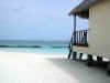 Isole Maldive Moofushi resort atollo di Ari sud by Claudia&Dario di www.tuttomaldive.it : muretti antierosione spiaggia lato laguna  e overwater
