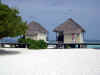 Isole Maldive Moofushi resort atollo di Ari sud by Claudia&Dario di www.tuttomaldive.it : spiaggia lato laguna  e overwater