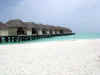 Isole Maldive Moofushi resort atollo di Ari sud by Claudia&Dario di www.tuttomaldive.it : spiaggia lato laguna  e overwater
