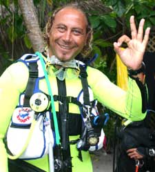 isole maldive : enzo spina istruttore responsabile del diving center di moofushi ed esperto sub del sito www.tuttomaldive.it - le interviste in esclusiva per www.tuttomaldive.it agli addetti del settore viaggi alle maldive(tour operator, diving, compagnie aeree, organizzazioni)