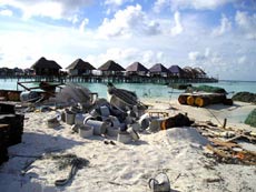 fotografie delle lamentele di Tiziana&Luca nei confronti del tour operator sprintours per i disagi e i disservizi subiti in occasione del viaggio al vilu reef resort isola di meedhuffushi atollo di sud nilandhoo nel settembre 2004
