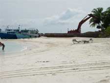 fotografie delle lamentele di Chiara nei confronti del tour operator sprintours per i disagi e i disservizi subiti in occasione del viaggio al vilu reef resort isola di meedhuffushi atollo di sud nilandhoo nell'agosto 2004