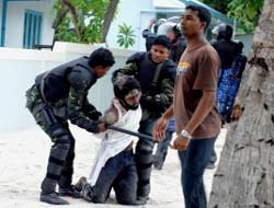 notizie e news isole maldive disordini a himandhoo atollo di ari nord retata anti-islamici, feriti e 50 arresti a himandhoo isola abitata nei pressi di moofushi nell'atollo di ari nord da la repubblica on-line