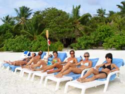 isole maldive fotografie informazioni consigli utili moofushi resort isola di moofushi atollo di ari sud by Claudia&Dario di www.tuttomaldive.it gruppo luglio 2006