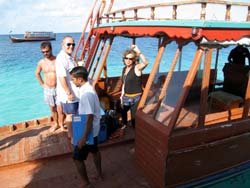 isole maldive fotografie informazioni consigli utili moofushi resort isola di moofushi atollo di ari sud by Claudia&Dario di www.tuttomaldive.it gruppo luglio 2006