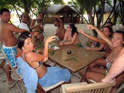 isole maldive fotografie informazioni consigli utili moofushi resort isola di moofushi atollo di ari sud by Claudia&Dario di www.tuttomaldive.it gruppo luglio 2006