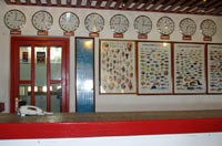 isole maldive : nika island resort relax la reception con gli orologi