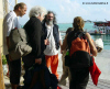 in diretta dalle maldive per www.tuttomaldive.it : syusy blady, patrizio roversi, la figlia zoe e  orso all'imbarco idrovolante